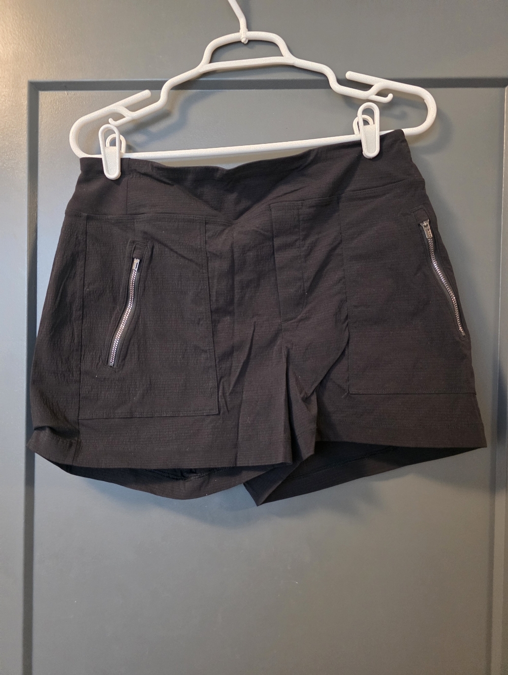 Athelta Trekkie North Short Women's Black Active Zip-Pocket Shorts Size 10